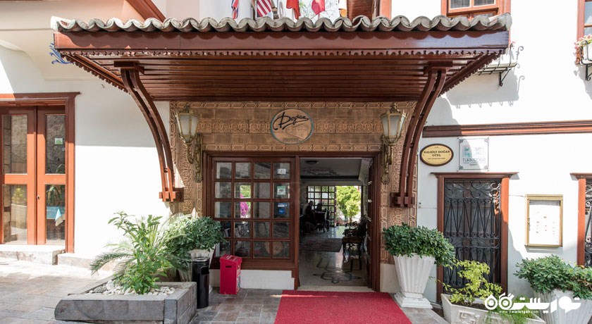 درب ورودی هتل